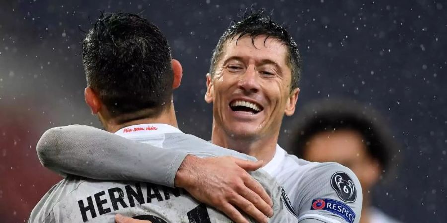 Durfte sich in Salzburg über einen Doppelpack freuen: Bayern-Torjäger Robert Lewandowski (r). Foto: Andreas Schaad/AP/dpa