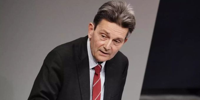 Rolf Mützenich, Vorsitzender der SPD-Bundestagsfraktion, im Bundestag in der Debatte nach der Abgabe der Regierungserklärung zur Bewältigung der Corona-Pandemie. Foto: Michael Kappeler/dpa Rolf Mützenich, Vorsitzender der SPD-Bundestagsfraktion, im Bundestag in der Debatte nach der Abgabe der Regierungserklärung zur Bewältigung der Corona-Pandemie. Foto: Michael Kappeler/dpa