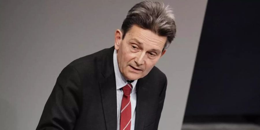 Rolf Mützenich, Vorsitzender der SPD-Bundestagsfraktion, im Bundestag in der Debatte nach der Abgabe der Regierungserklärung zur Bewältigung der Corona-Pandemie. Foto: Michael Kappeler/dpa