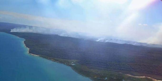 Die Feuerwehr konnte erste Erfolge im Kampf gegen die verheerenden Buschfeuer erzielen, die seit mehr als sechs Wochen auf Fraser Island im australischen Queensland wüten. Fraser Island