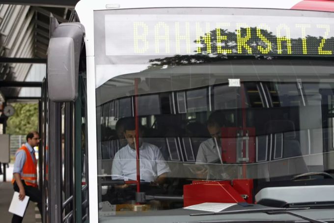 Ersatzbusse sollen helfen, die unterbrochene Strecke zu überbrücken. (Symbolbild) Bahnersatz