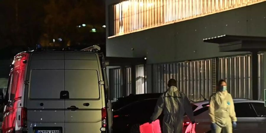 Kriminaltechniker sind nach der Explosion im Einsatz. Foto: Sebastian Gollnow/dpa