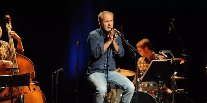 Reinhold Beckmann bei einem Konzert mit seiner Band in Karlsruhe 2011. Foto: picture alliance / dpa Reinhold Beckmann bei einem Konzert mit seiner Band in Karlsruhe 2011. Foto: picture alliance / dpa