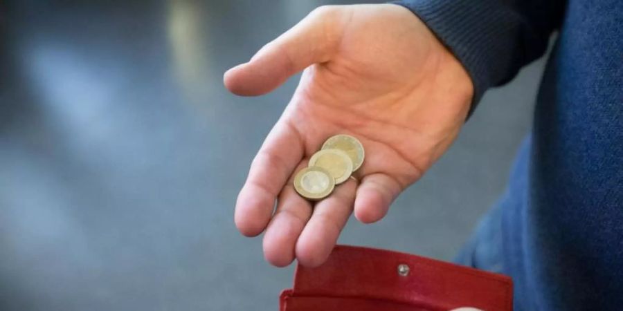 Wie viel Geld bleibt den Deutschen 2021? Ab dem 1. Januar gilt in Deutschland wieder der normale Mehrwertsteuersatz. Dafür fällt für die meisten Einkommensteuerzahler der Solidaritätszuschlag weg. Foto: Friso Gentsch/dpa
