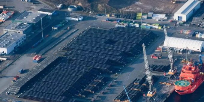 Im Hafen von Mukran auf Rügen lagern noch Rohre für die Ostsee-Pipeline Nord Stream 2. Eine vom Land Mecklenburg-Vorpommern geplante Stiftung soll offenbar die Fertigstellung der umstrittenen Gasleitung sichern. Foto: Stefan Sauer/dpa-Zentralbild/dpa nord stream 2