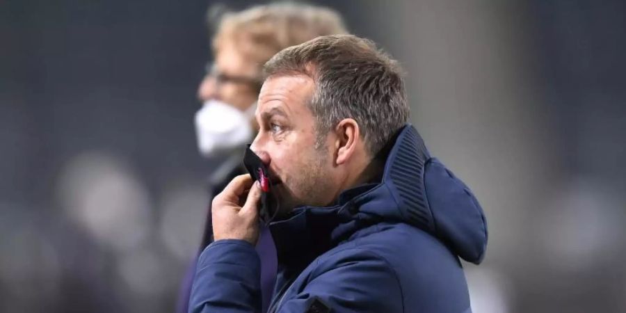 Nach der Niederlage bei Borussia Mönchengladbach sieht Bayerns Trainer Hansi Flick viel Arbeit vor sich. Foto: Martin Meissner/AP/Pool/dpa