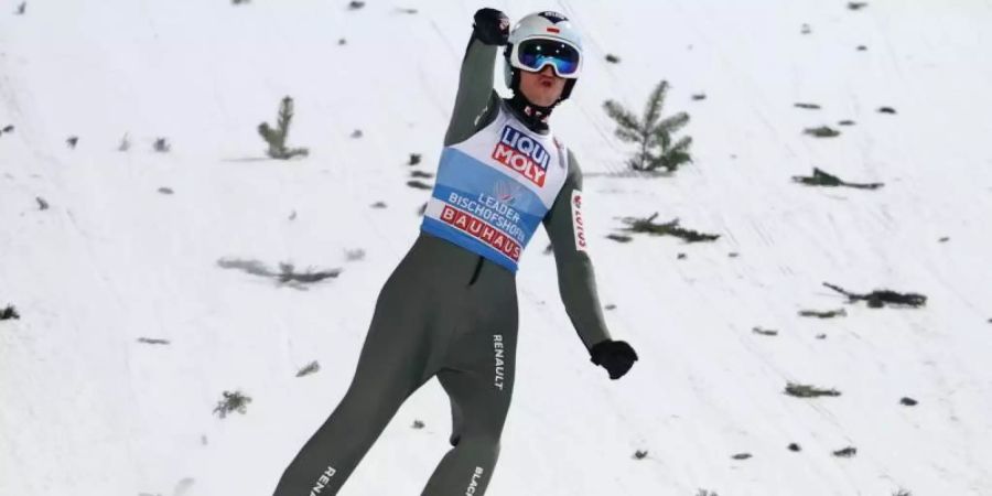 Der Pole Kamil Stoch hat auch das Weltcup-Skispringen in Titisee-Neustadt gewonnen. Foto: Daniel Karmann/dpa