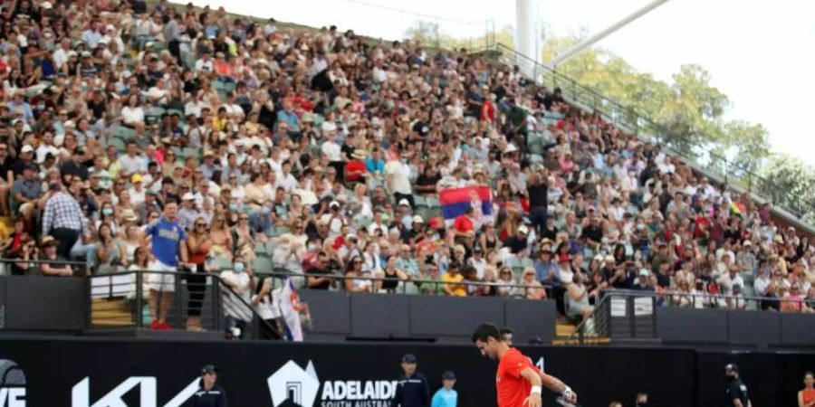 Novak Djokovic in Aktion vor knapp 4000 Zuschauern. Foto: Kelly Barnes/AAP/dpa