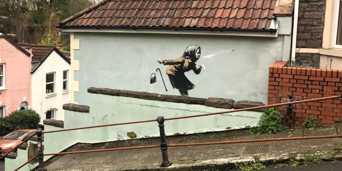 Das neuste Werk von Banksy: eine niesende Frau. banksy