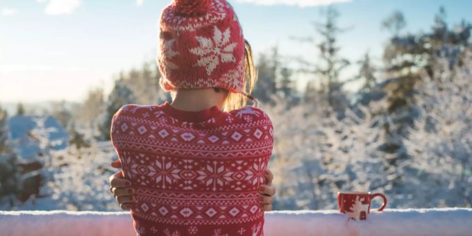 Winter und Weihnachten im Freien mit einer heissen Tasse Kakao. Weihnachten und Winter