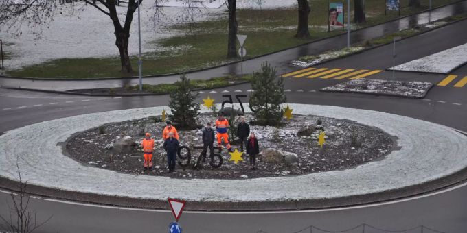 V.l.n.r. Stefan Tanner, Samuel Wälchli, Gemeindeammann Roland Kuster, Fabian Güller, Paul Zollinger, Peter Hässig, Gemeinderätin Kirsten Ernst Kreisel