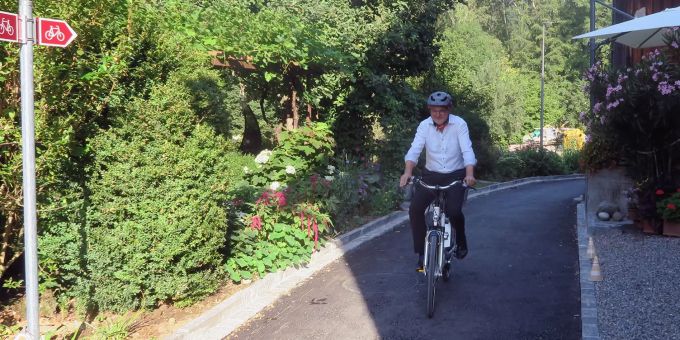 Ein Legislaturziel erreicht und im Weiler Burgau angekommen: Gemeindepräsident Elmar Metzger eröffnete den neuen Radweg mit der Fahrt auf dem gemeindeeigenen E-Bike. Radweg