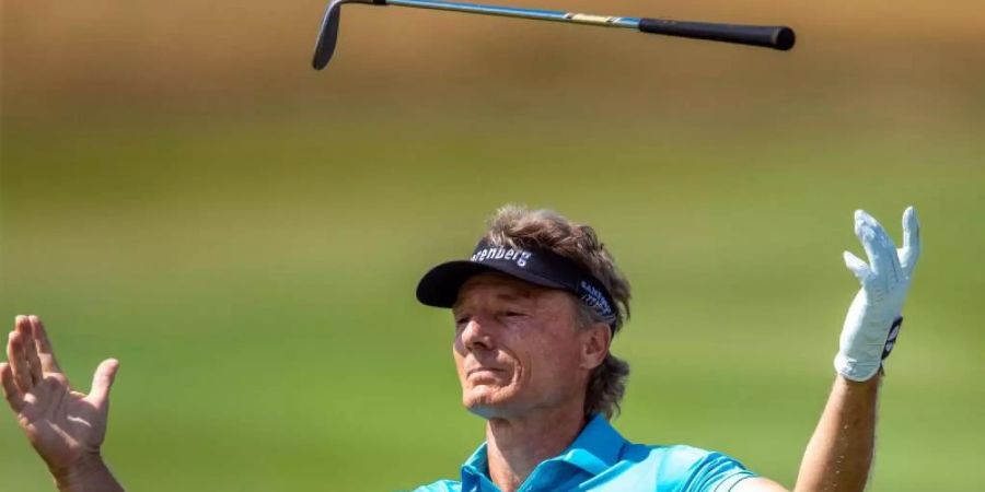 Immer noch Freude am Golf: Bernhard Langer aus Deutschland wirft nach einem Birdie den Schläger in die Luft. Foto: Jens Büttner/zb/dpa