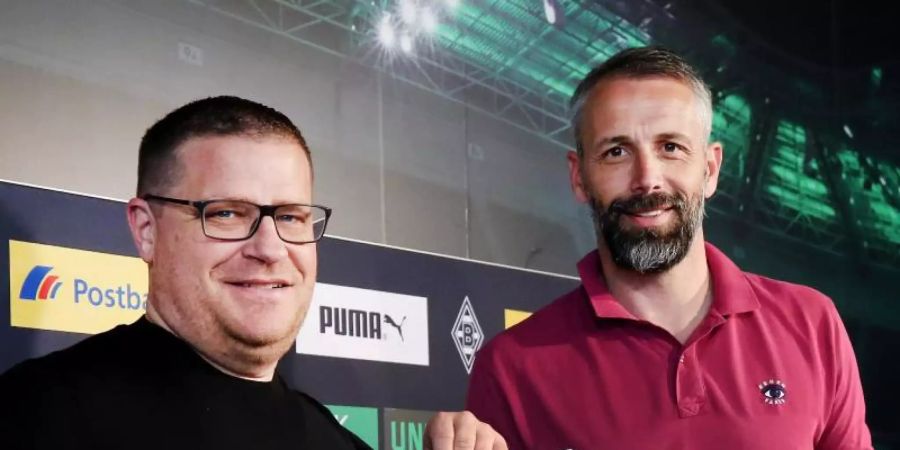 Gladbachs Sportdirektor Max Eberl (l) will für einen Verbleib von Trainer Marco Rose(r) kämpfen. Foto: Roland Weihrauch/dpa