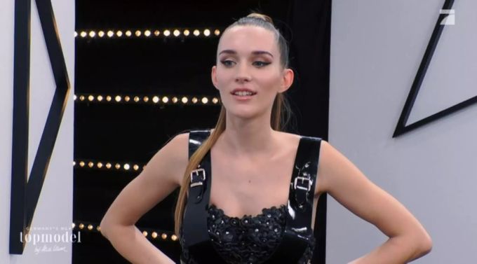 Sarah ist sich nach ihrem Auftritt sicher, dass sie ihre Koffer packen muss. Sarah traurig