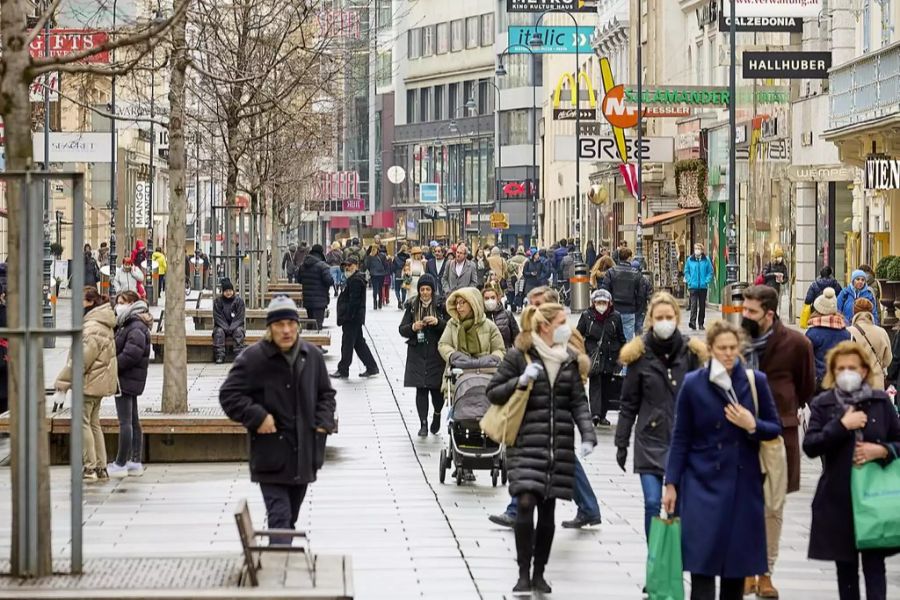 Shopping-Wahn in Österreich während Corona-Pandemie? In Wien stürmten am Montag nach den Lockerungen des Lockdowns tausende Menschen in die Geschäfte.