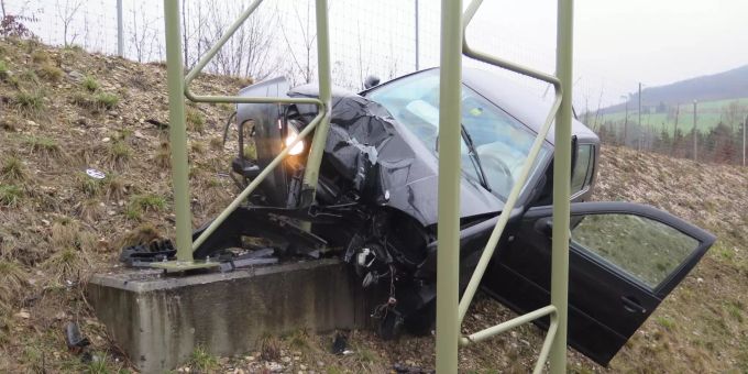 Personenwagen kollidiert mit Böschung und Signalträger.