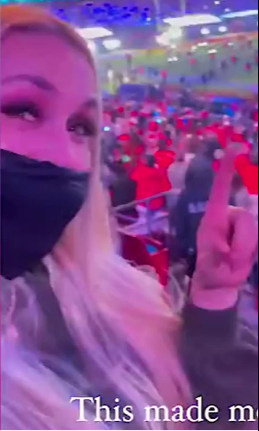 Lindsey Vonn filmt den Auftritt von Yuri Andrade beim Super Bowl.