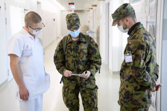Aktuell befinden sich rund 250 Angehörige der Armee in vier Kantonen (BS, SH, VD und TI) im Assistenzdienst zur Unterstützung des zivilen Gesundheitswesens. armeeangehörige corona einsatz