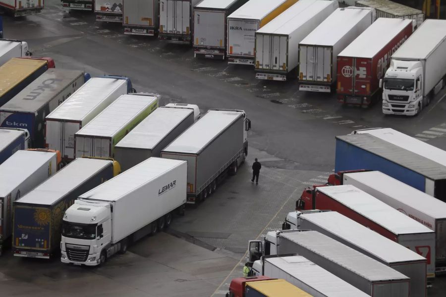 Die Lkw-Fahrer sind in Dover (GB) gestrandet, weil Frankreich die Grenzen dicht machte.