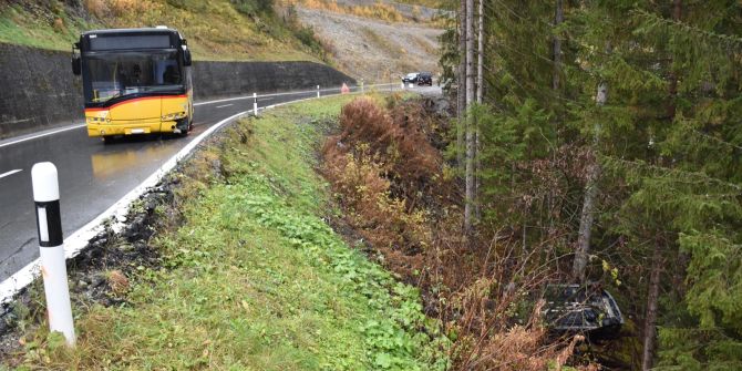 Valsot: Personenwagen stürzt nach Kollision Böschung hinunter