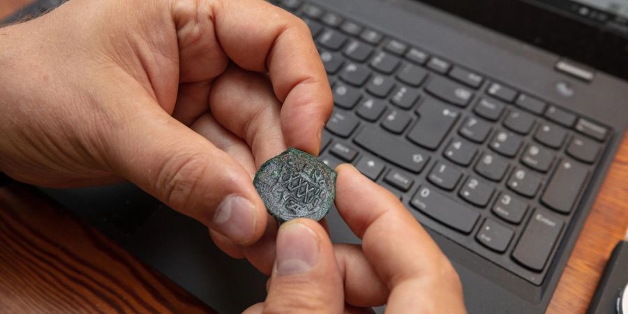 Numismatiker Nikolaus Schindel bei der Analyse der Münzfunde.