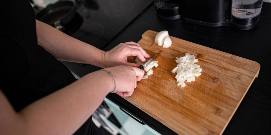Wie lässt sich auch mit sehr wenig Geld ein warmes Essen auf den Tisch bringen? Diese Frage stellen sich momentan viele Menschen.