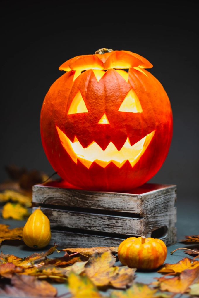 Die Reste des ausgehölten Kürbisses können als Suppe weiterverwendet werden. Kürbis mit Halloweenfratze