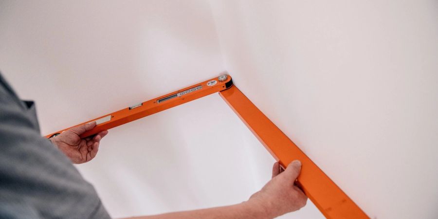 Noch mal auf Mängel gecheckt? Manche Probleme am Haus zeigen sich erst nach Jahren - gut, dass es fünf Jahre Gewährleistung auf Handwerkerarbeiten gibt.