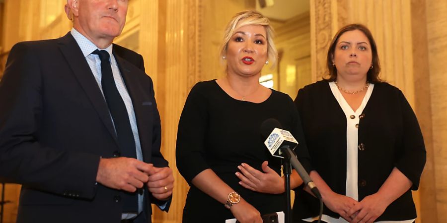 ARCHIV - Sinn Fein-Vizepräsidentin und designierte Regierungschefin Michelle O'Neill (M), Conor Murphy (l) und Deirdre Hargey sprechen mit den Medien. Da bisher keine Einheitsregierung gebildet wurde, steuert Nordirland auf Neuwahlen zu. Foto: Liam Mcburney/PA Wire/dpa