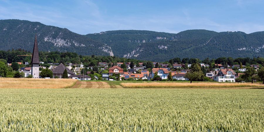 Blick auf Bellach mit der evangelisch-reformierten Kirche.