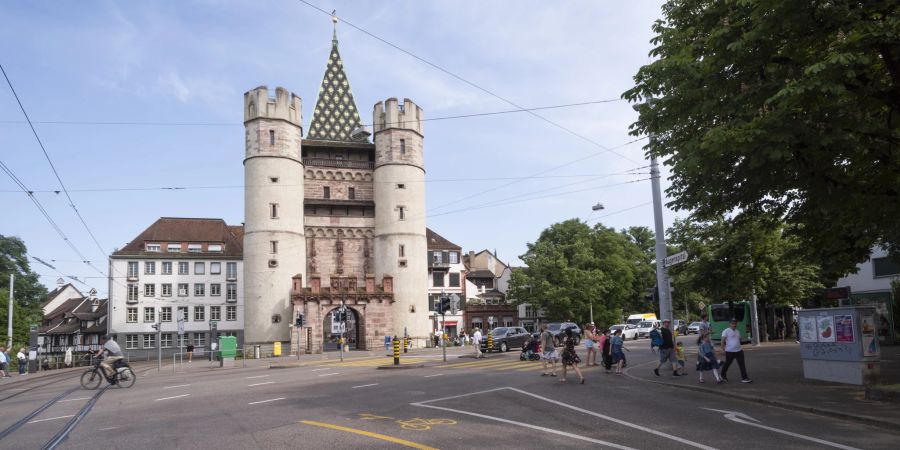 Die Westseite des Spalentor in Basel. Das Spalentor ist das prächtigste und imposanteste der drei Stadttore, die von der grossen Stadtbefestigung von 1400 noch erhalten sind.