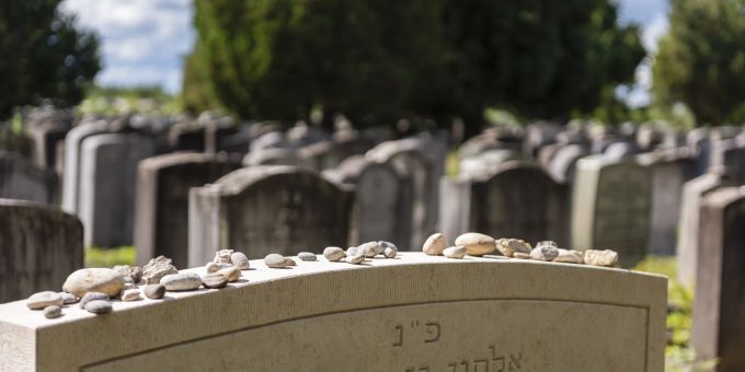 Der jüdische Friedhof in Basel. Anstelle von Blumen wird hier oft ein Stein auf den Grabstein gelegt. Der jüdische Friedhof in Basel. Anstelle von Blumen wird hier oft ein Stein auf den Grabstein gelegt.