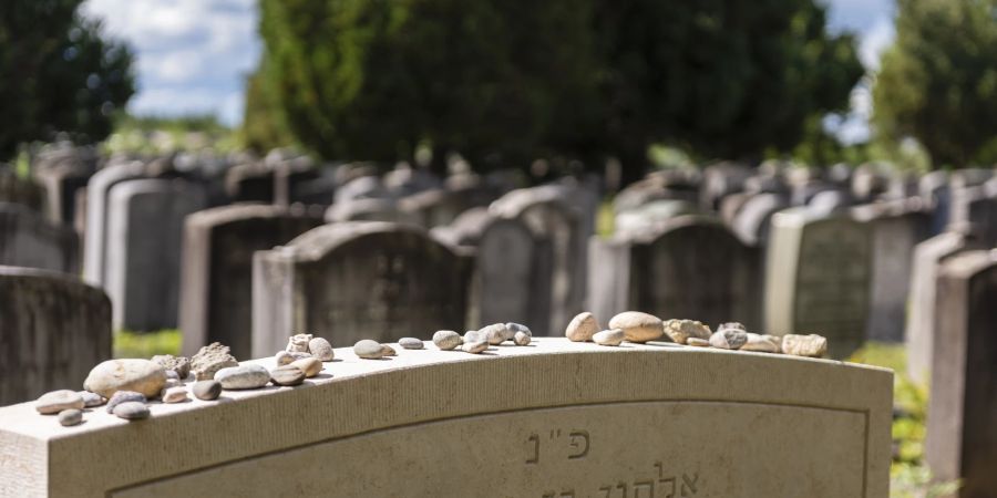 Der jüdische Friedhof in Basel. Anstelle von Blumen wird hier oft ein Stein auf den Grabstein gelegt.