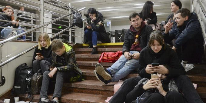 Damit die Ukrainer im Ukraine-Krieg auch im Winter mobil bleiben, sollen Schweizer mobile Zusatzakkus spenden. Ukraine Krieg