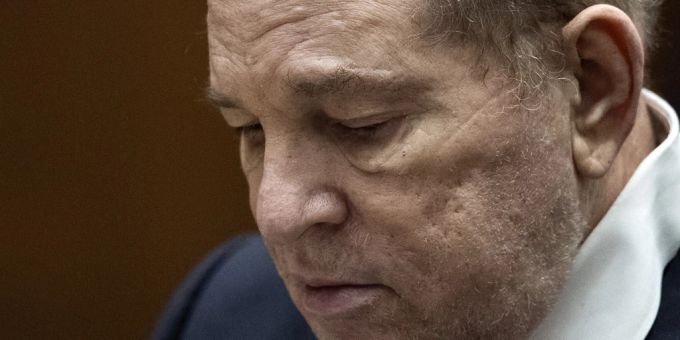 Es läuft aktuell bereits der zweite Weinstein Prozess gegen den Filmproduzenten. weinstein prozess