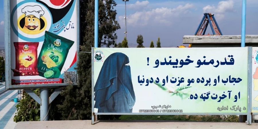 Plakat vor einem Park in Kabul