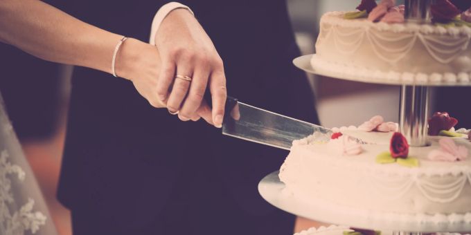 Kuchen gehört zu einer Hochzeit einfach dazu. Doch wenn die Süsse Verführung mit Cannabis gespickt ist, kann es zu unschönen Szenen kommen... kuchen hochzeit
