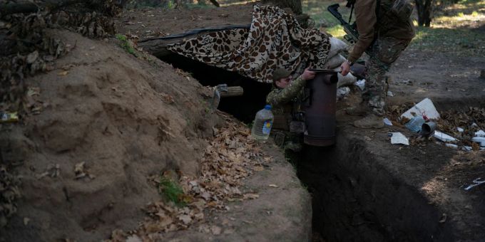Ukrainische Soldaten überprüfen Mitte Oktober die von russischen Soldaten ausgehobenen Schützengräben bei Cherson. cherson Ukraine-Krieg
