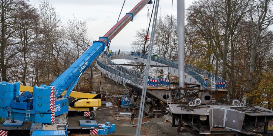 Der neue sogenannte Königsweg soll im Frühjahr 2023 eröffnen. Die an einem Mast hängende Konstruktion soll über dem Felsen schweben und ihn so vor Erosion schützen.