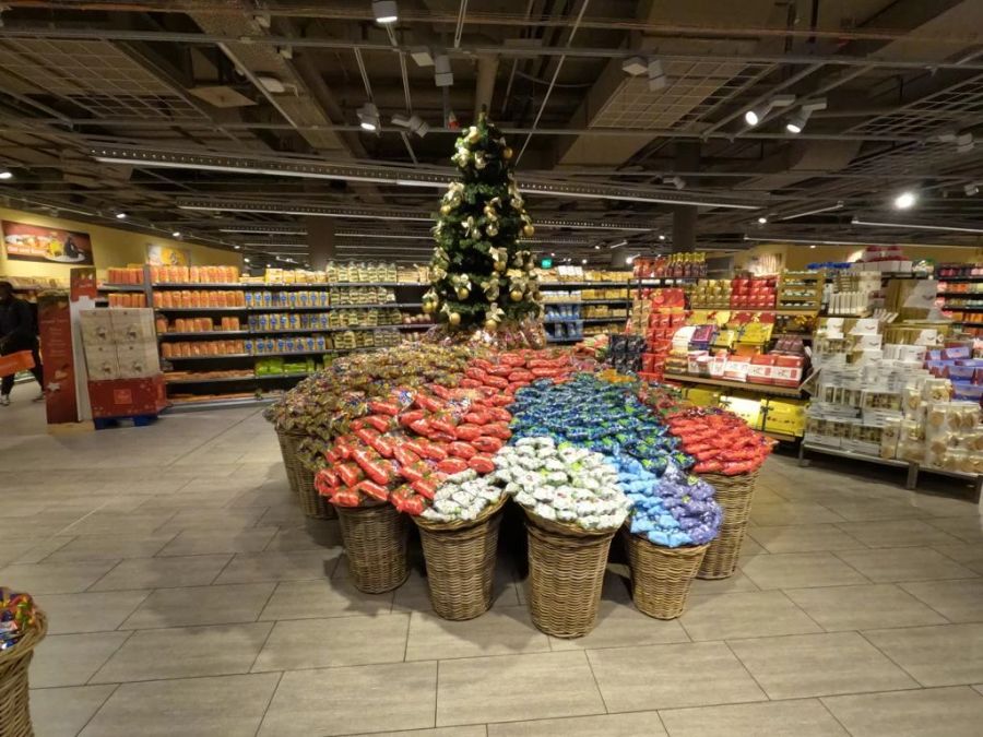 Auch der Tannenbaum wurde in der Migros schon aufgestellt.