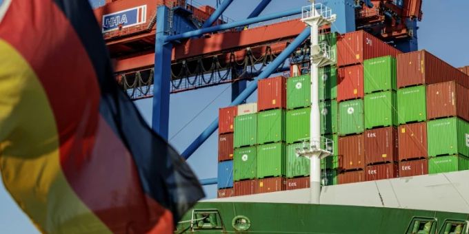 Containerschiff an einem HHLA-Terminal in Hamburg HHLA
