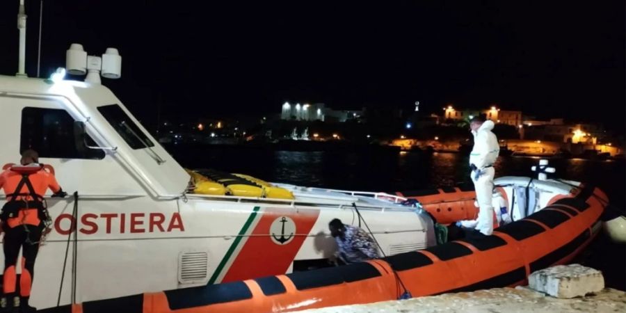 Ein Schiff mit Flüchtlingen an Bord kann in Sizilien einen Hafen anlaufen. Das Boot verlassen dürften jedoch nur Frauen mit kleinen Kindern und an Grippe erkrankte Personen. (Archivbild)