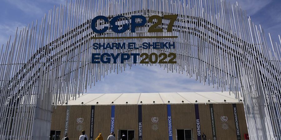 Gäste betreten das Kongresszentrum, in dem die UN-Weltklimakonferenz COP27 stattfindet. Die Klimakonferenz COP27 findet vom 6. November bis 18. November 2022 in Scharm El-Scheich, Ägypten statt. Foto: Peter Dejong/AP/dpa