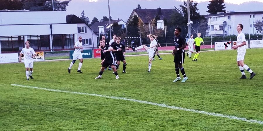 Spieler vom FC Küsnacht im Strafraum.