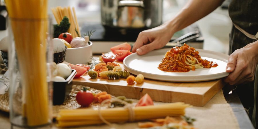 Küche Spaghetti Kochtopf Hände Schneidebrett