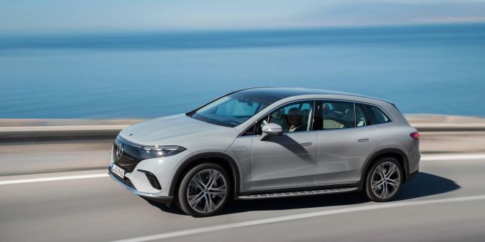 Der Mercedes EQS SUV soll nach Firmenangaben eine Reichweite von bis zu 660 Kilometern und Platz für bis zu sieben Passagiere bieten. mercedes suv