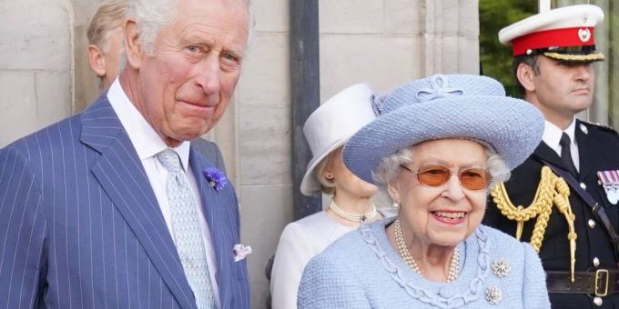 Queen Elizabeth II. und Prinz Charles in Edinburgh. queen