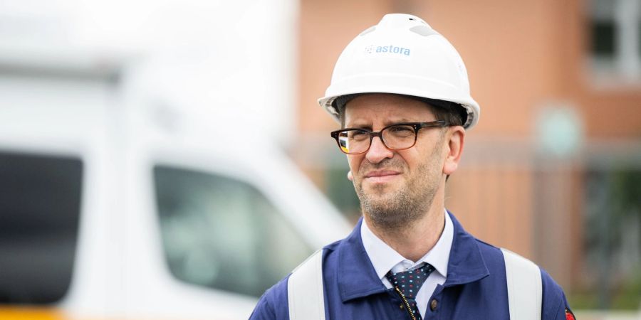 Der Präsident der Bundesnetzagentur, Klaus Müller, besichtigt den Gasspeicher im niedersächsischen Rehden.