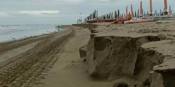 Tonnen von Sand weg! - Sturmflut reisst italienische Strände mit sich